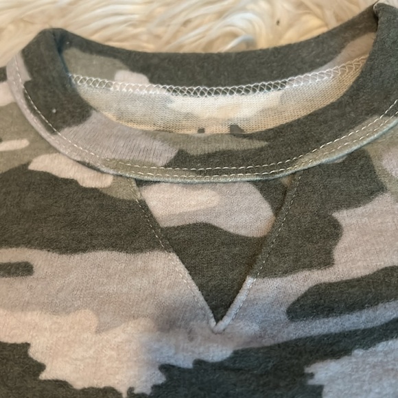 NWOT, Chaser, Boys, Camo “peace“ crewneck pullover, banded wrists/waist - Picture 4 of 5